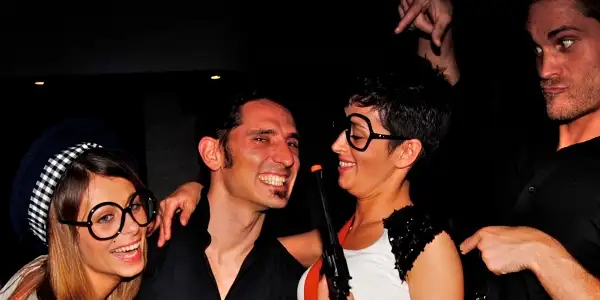 Una pareja sonríe en una fiesta