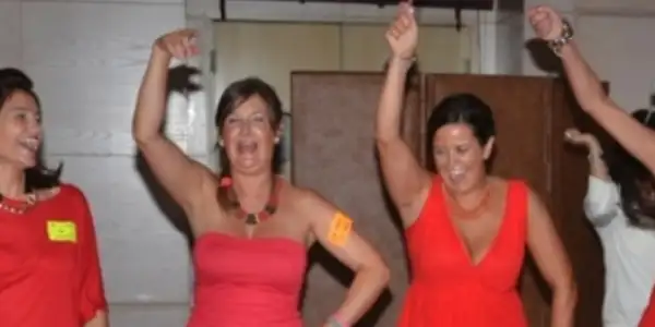 Dos amigas bailando en una fiesta