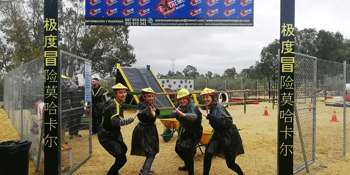 Grupo disfrazado a la entrada del circuito de Humor Amarillo