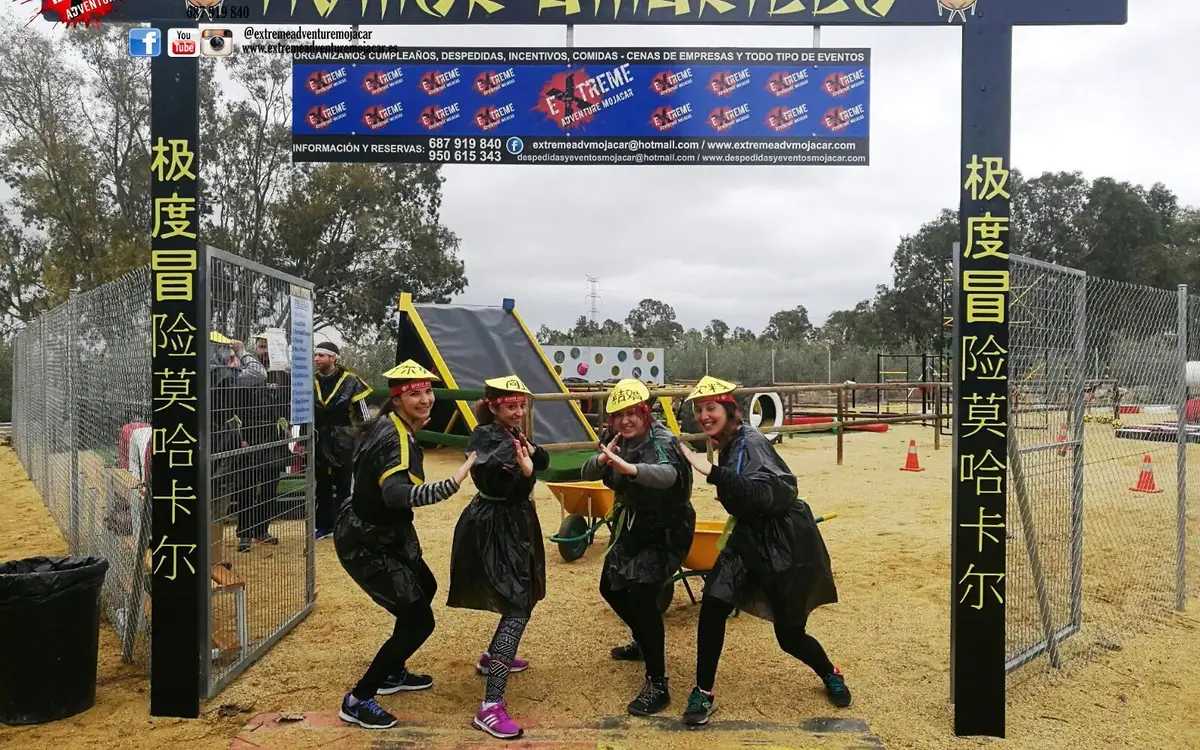 Entrada al circuito Humor Amarillo con un grupo de participantes disfrazados