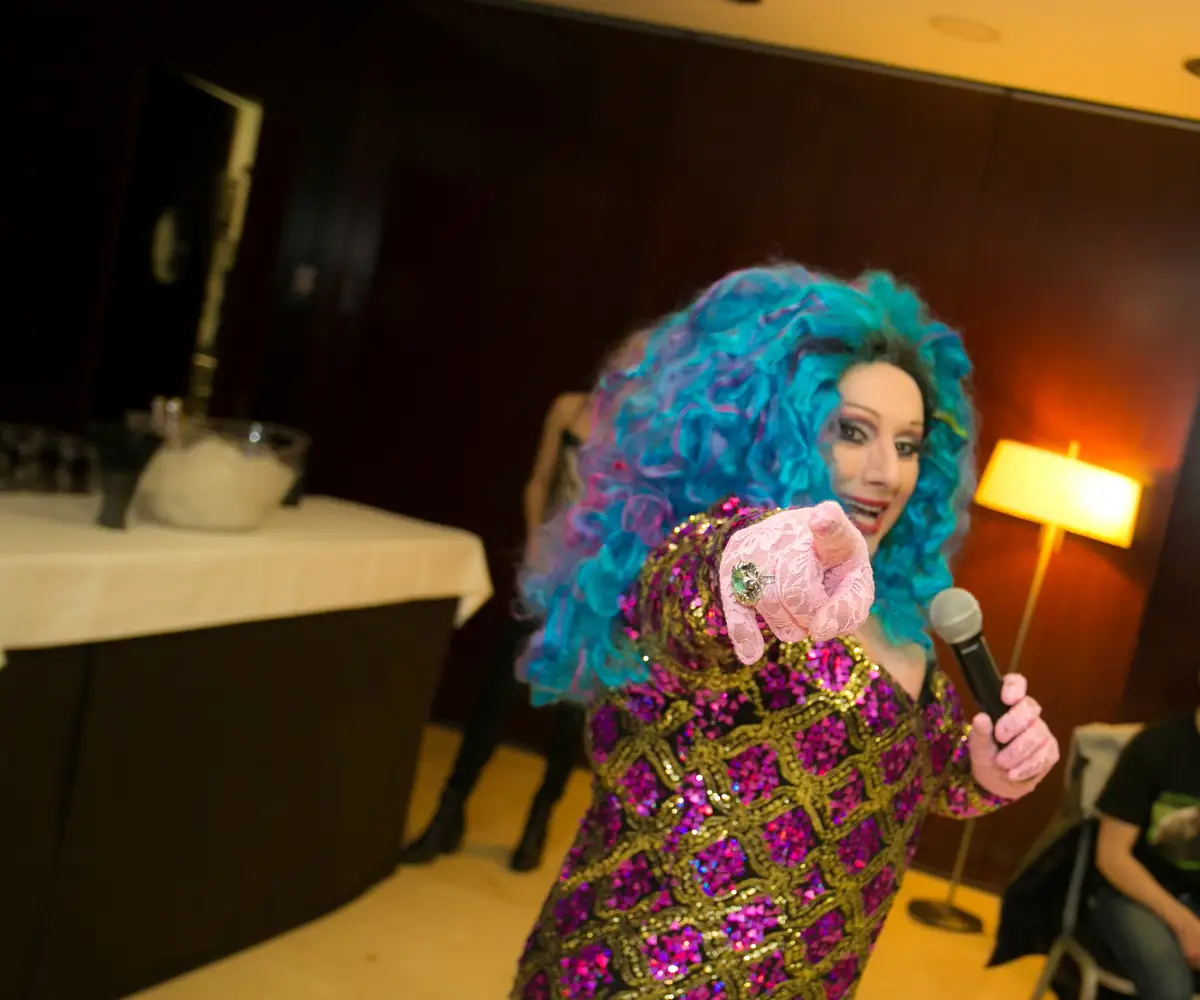 Show de drag queen durante una cena y fiesta
