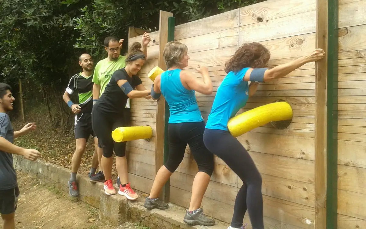 Grupo de amigos superando juntos una prueba del circuito de Humor Amarillo