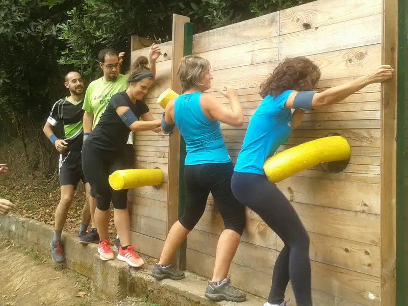 Un grupo atraviesa la pared con puños de espuma