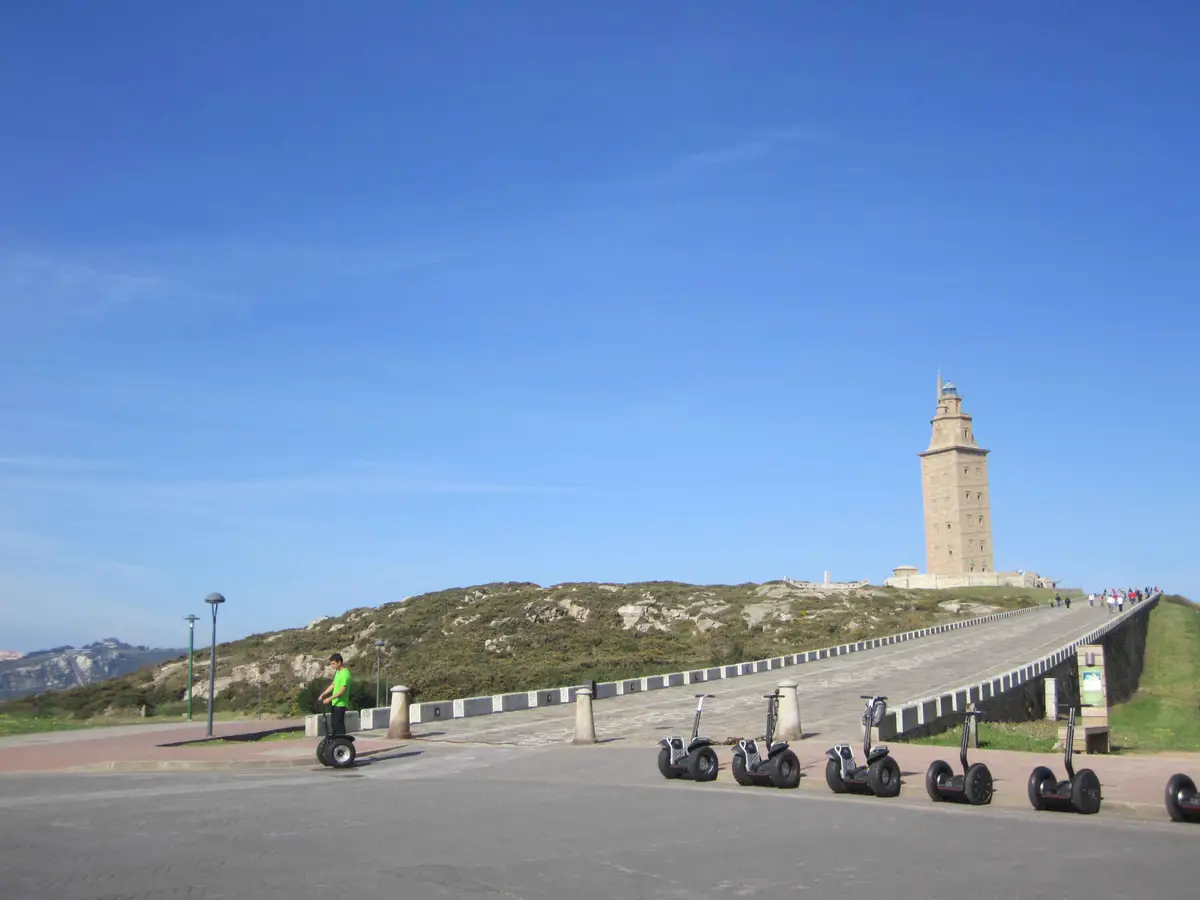 Segways junto a la Torre de Hércules, en A Coruña