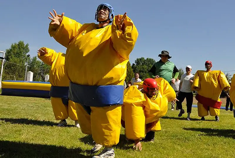 Participantes con trajes de sumo hinchables