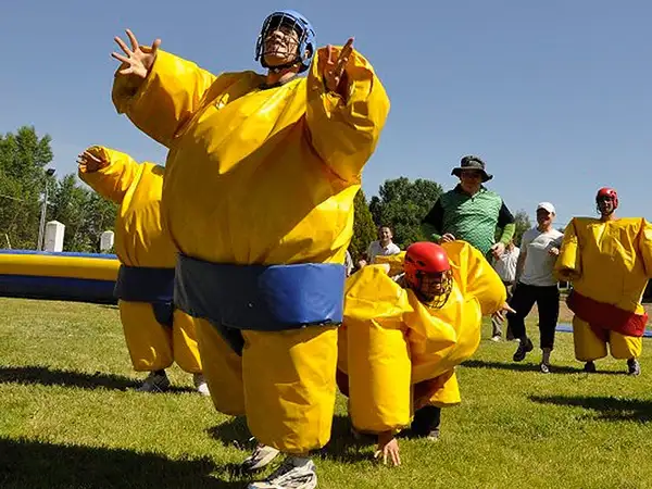 Participantes con trajes de sumo hinchables