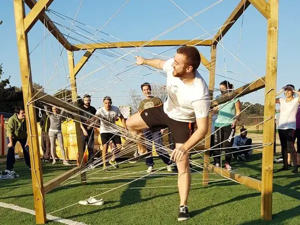 Un participante cruza la telaraña de cuerdas