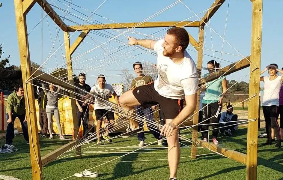 Un participante cruza la telaraña de cuerdas